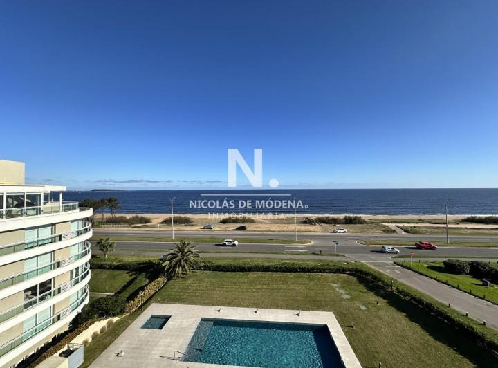 Vende departamento de 2 dormitorios en Playa Mansa, Punta del Este 2