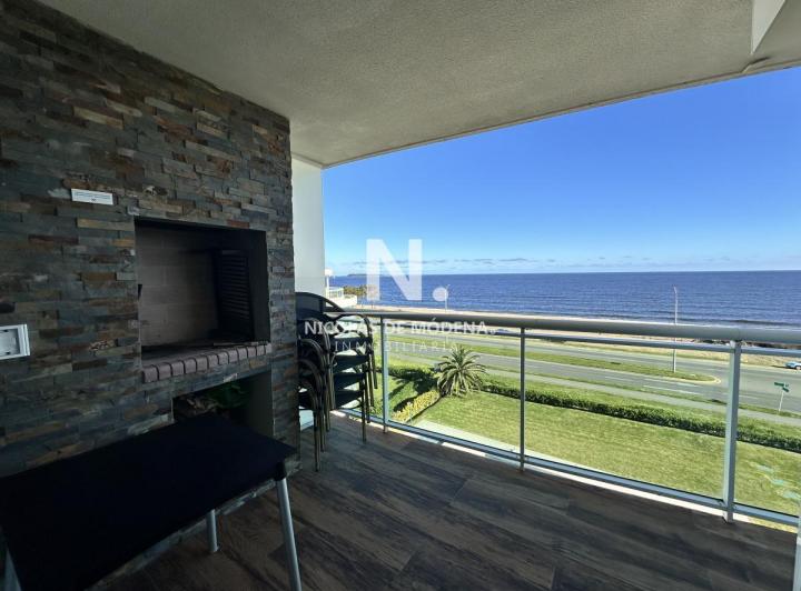 Vende departamento de 2 dormitorios en Playa Mansa, Punta del Este 3