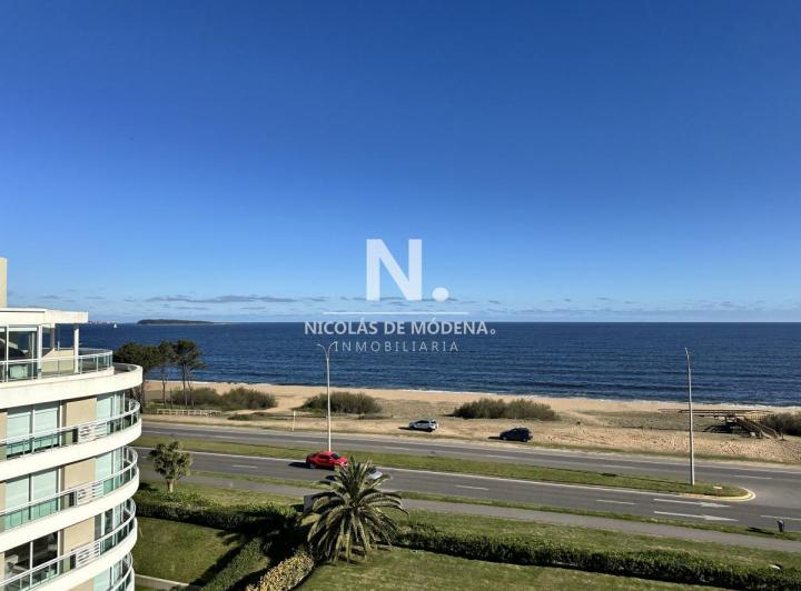 Vende departamento de 2 dormitorios en Playa Mansa, Punta del Este 1