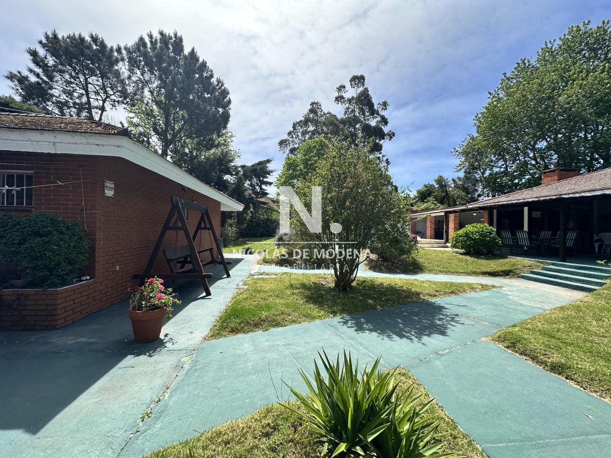 Vendemos espectacular casa de 4 dormitorios en Playa Mansa, Punta del este