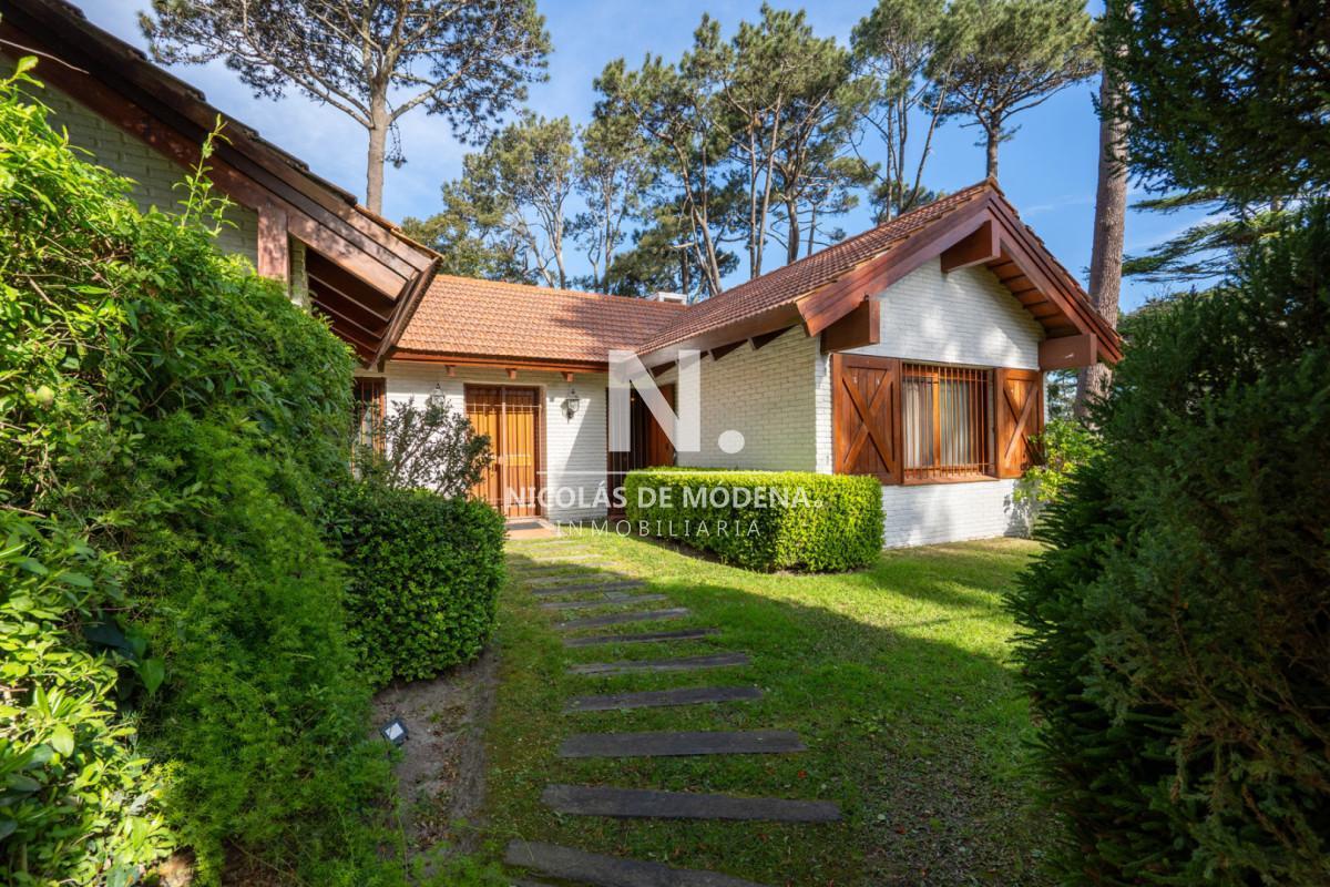 Vende casa de 3 dormitorios, con parrillero y piscina en San Rafael, Punta del Este