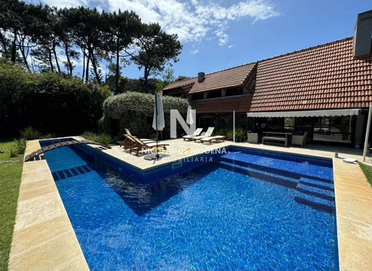 En venta casa de 5 dormitorios, con piscina, parrillero y jardin en Lugano,Punta del Este
