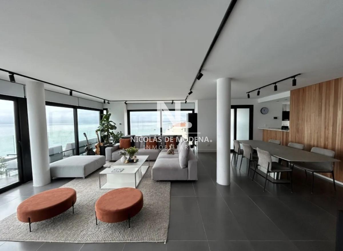 Vende apartamento Penthouse de 3 dormitorios con vista al mar en Punta del Este