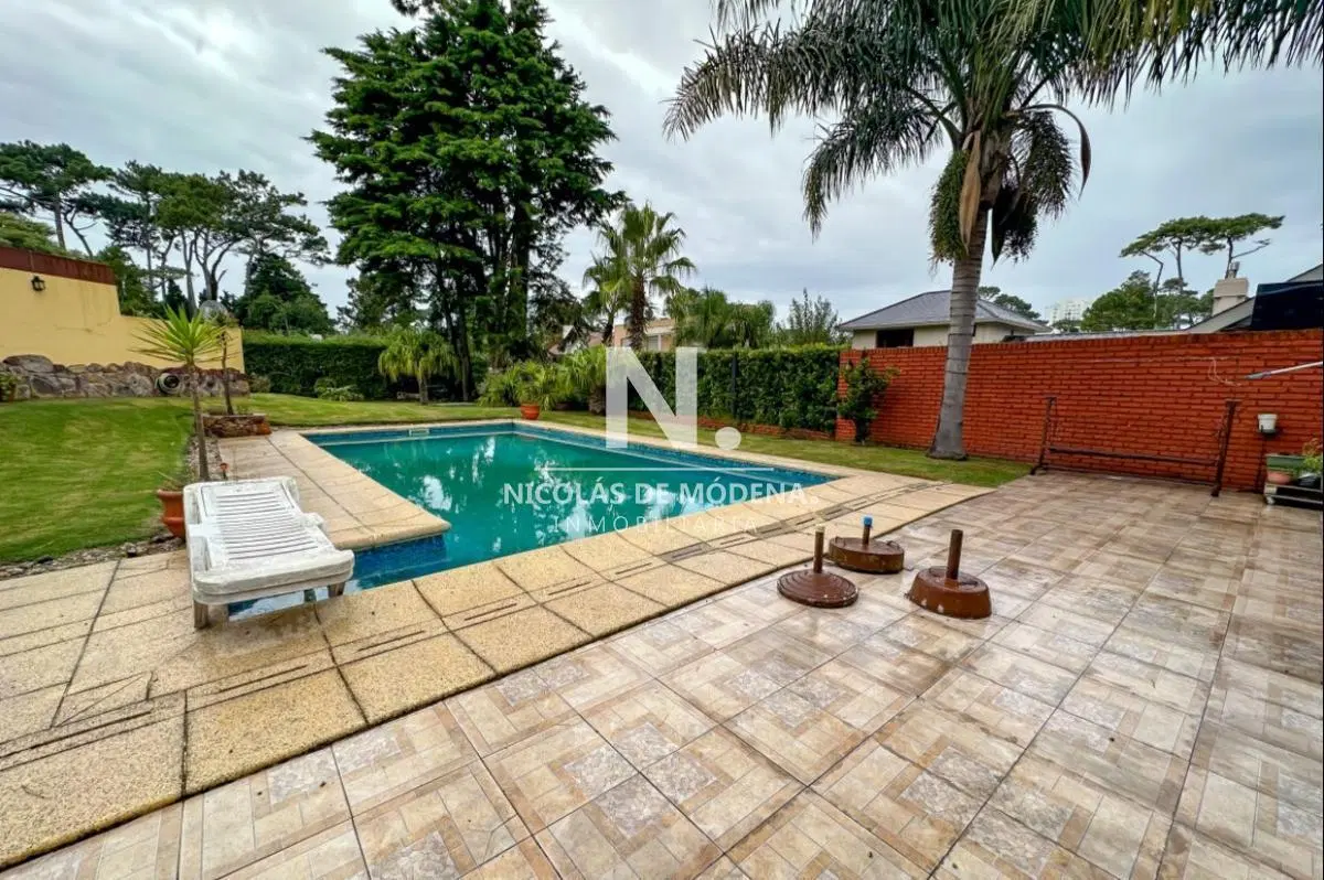 Casa a la venta en playa Mansa Puntal del este 3 dorm + serv con amplio jardín y piscina 8