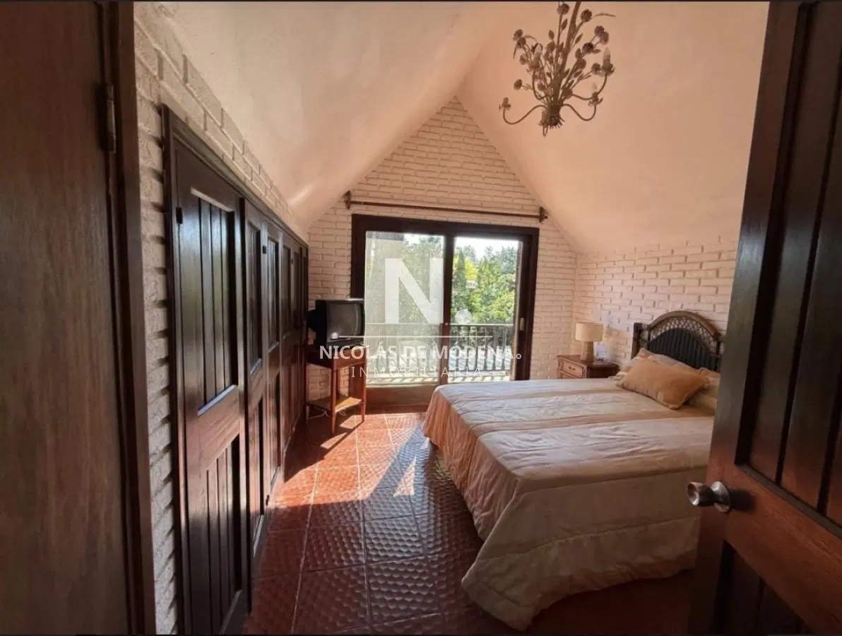 Casa en venta en 5 dormitorios en venta en Lugano 3
