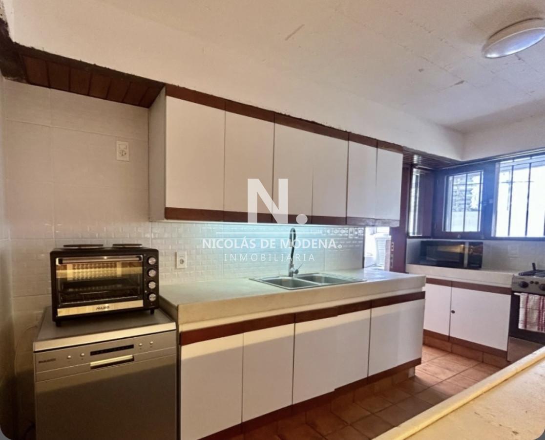 Foto de En venta casa de 5 dormitorios con piscina y parrillero en Cantegril, imagen 2