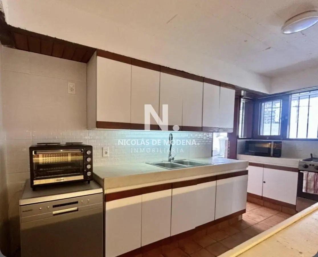 En venta casa de 5 dormitorios con piscina y parrillero en Cantegril 2