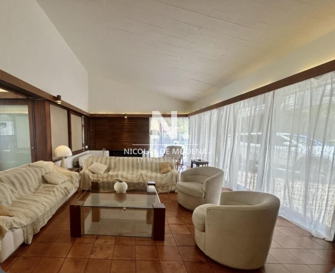 En venta casa de 5 dormitorios con piscina y parrillero en Cantegril