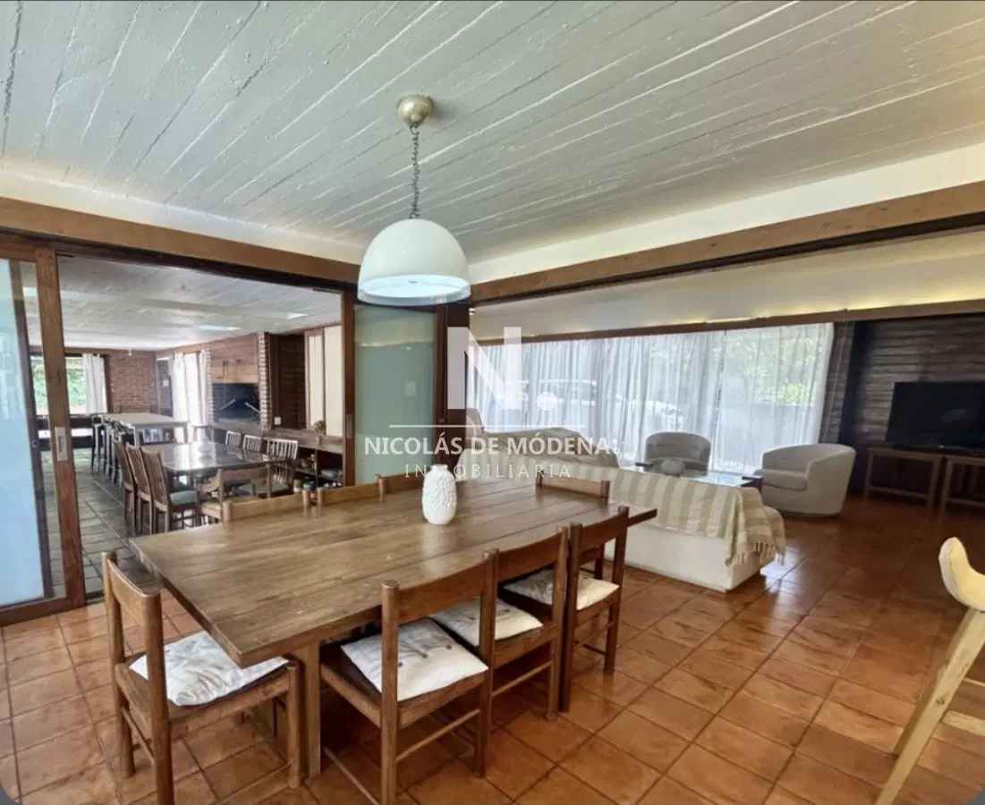 En venta casa de 5 dormitorios con piscina y parrillero en Cantegril 5