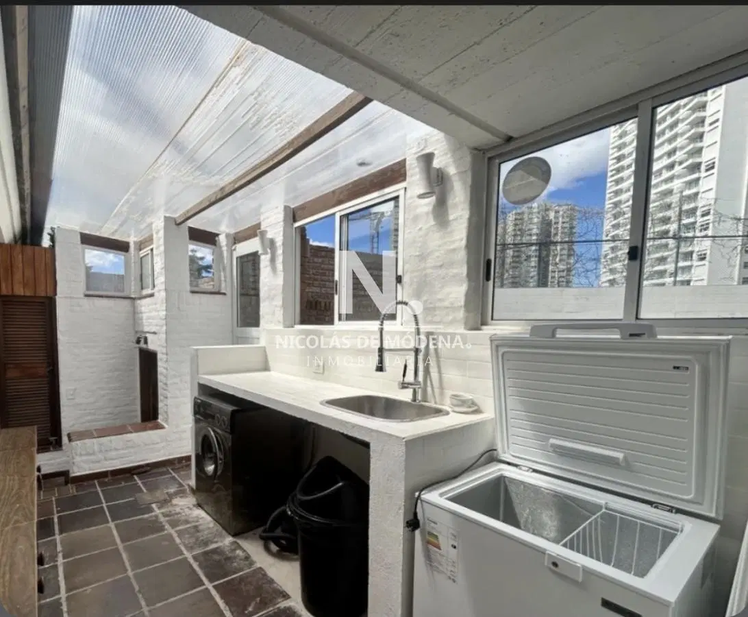 En venta casa de 5 dormitorios con piscina y parrillero en Cantegril 3