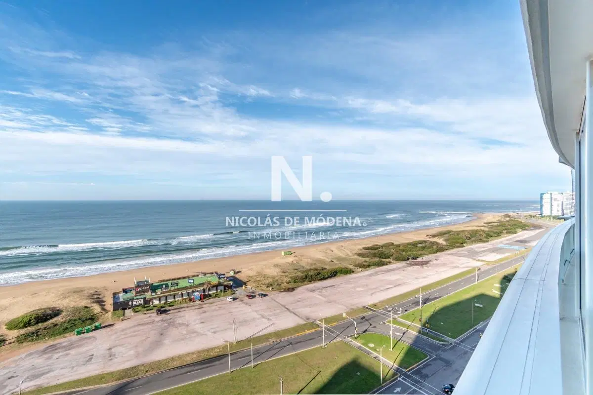 En venta apartamento de 3 dormitorios en suite, con vista al mar en Brava Punta del Este 2