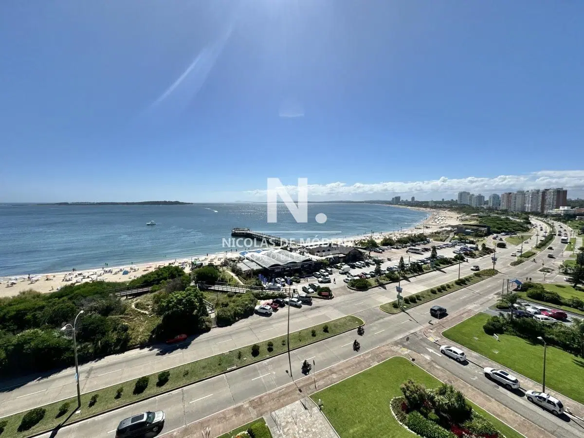 En venta frente al mar, apartamento de 3 dormitorios en Mansa, Punta del Este, Oportunidad ideal de 2