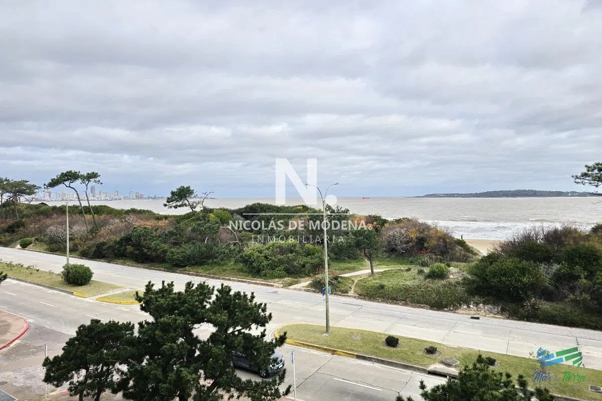 Edificio de 3 dormitorios en Punta del Este primera línea Mansa 4
