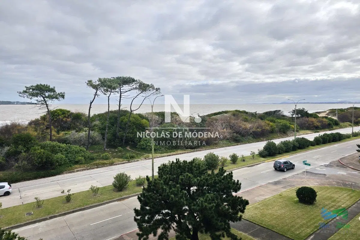 Edificio de 3 dormitorios en Punta del Este primera línea Mansa 2