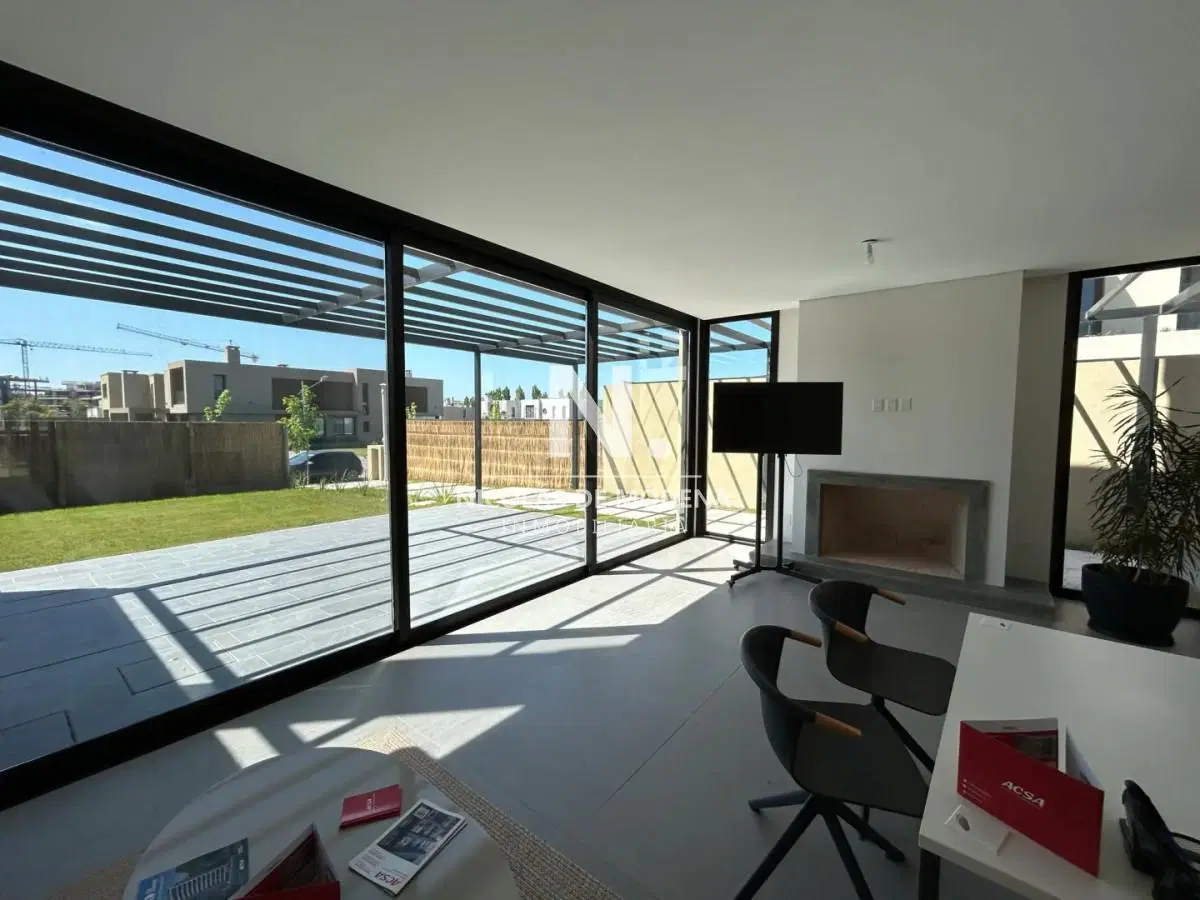Casa en Venta a Estrenar de 3 Dormitorios y 3 Baños en Parques II,Montevideo 1