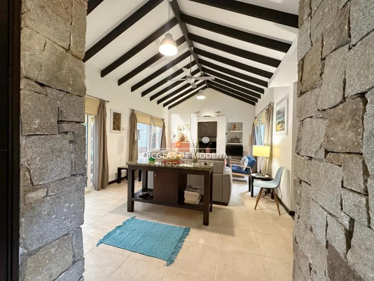Vende impecable casa de 2 plantas, de 3 dormitorios en Jardines de Córdoba, Punta del Este 5
