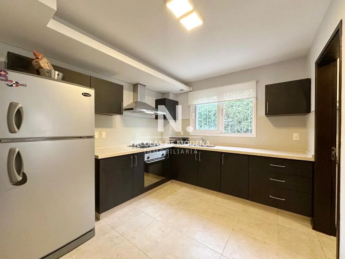 Vende impecable casa de 2 plantas, de 3 dormitorios en Jardines de Córdoba, Punta del Este 3