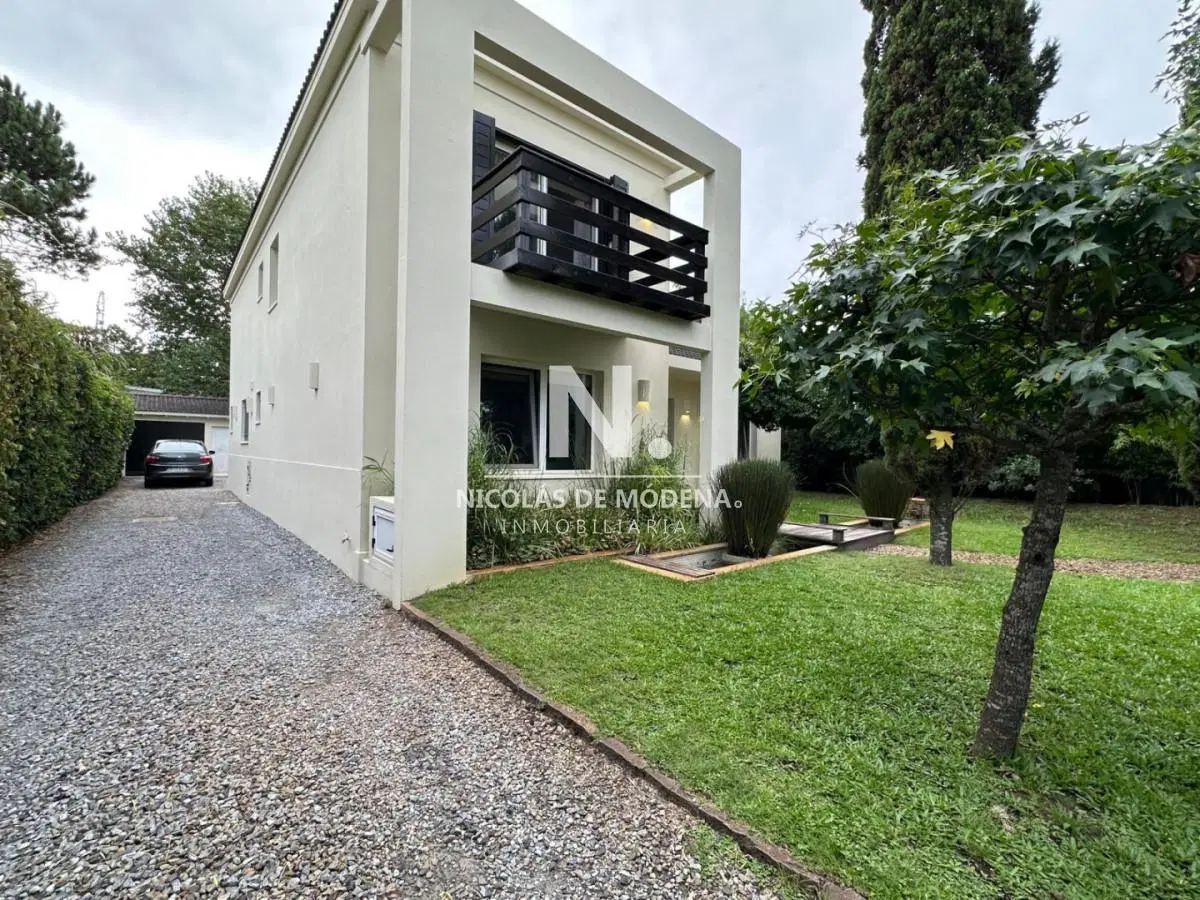 Vende impecable casa de 2 plantas, de 3 dormitorios en Jardines de Córdoba, Punta del Este 2