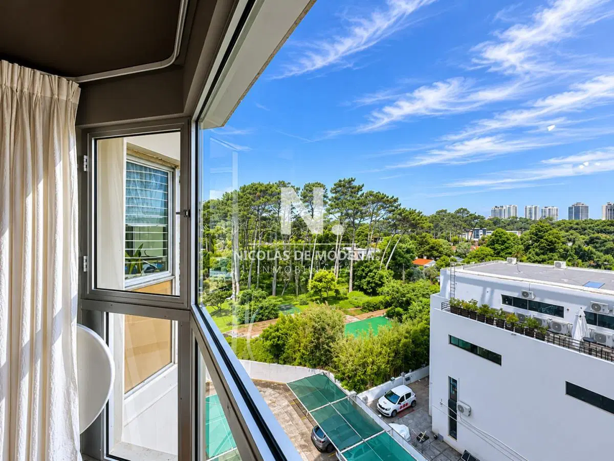 En venta apartamento de 2 dormitorios en Roosevelt, Punta del Este con Parrillero 2