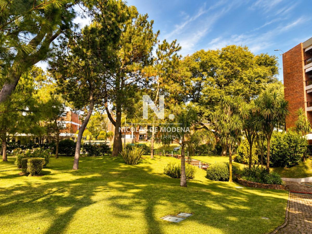 Vende apartamento de 4 dormitorios en Mansa, con vista a agradable entorno