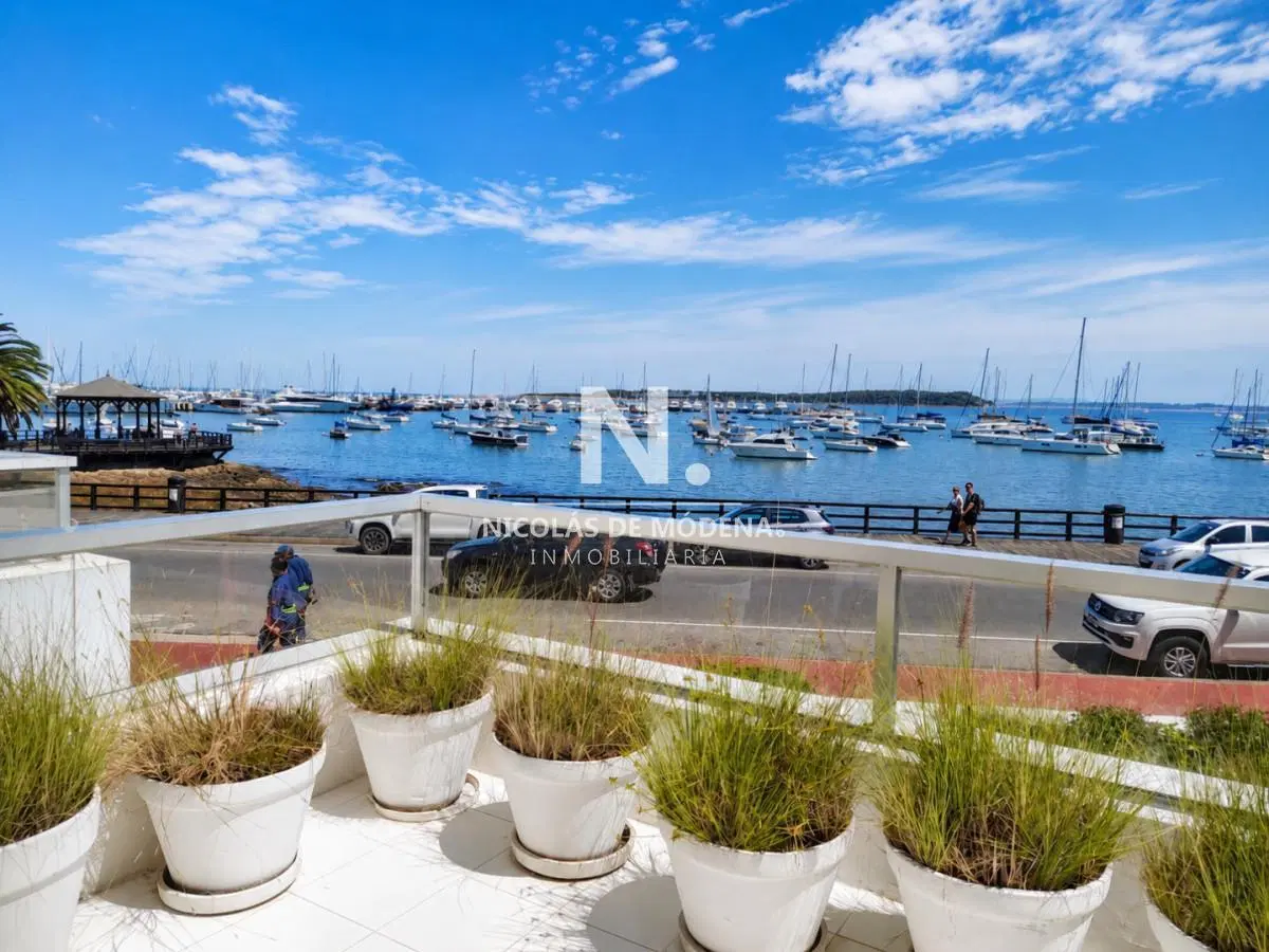 Vende apartamento en el Puerto, totalmente frente al mar, con 3 dormitorios en suite y terraza con P 5