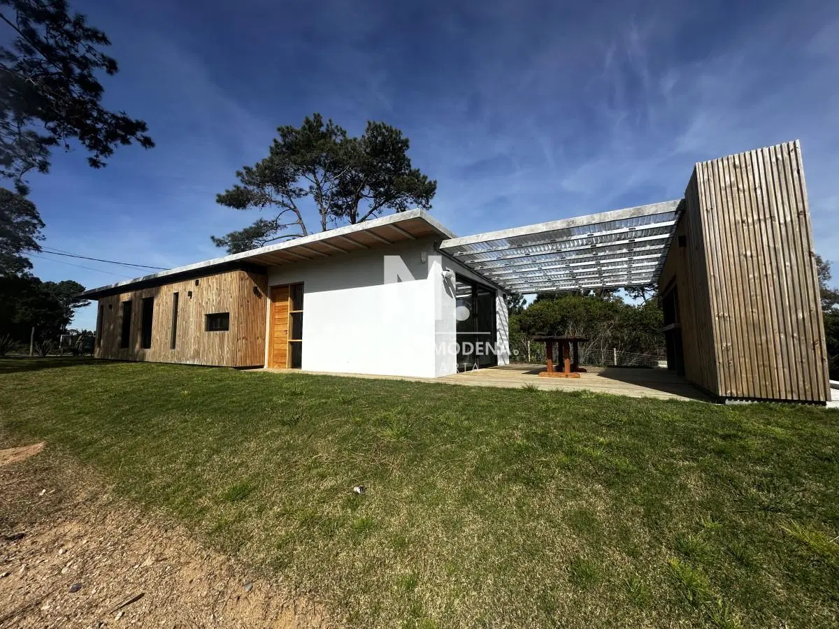 Venta casa a estrenar en barrio Club del lago Punta Ballena 1