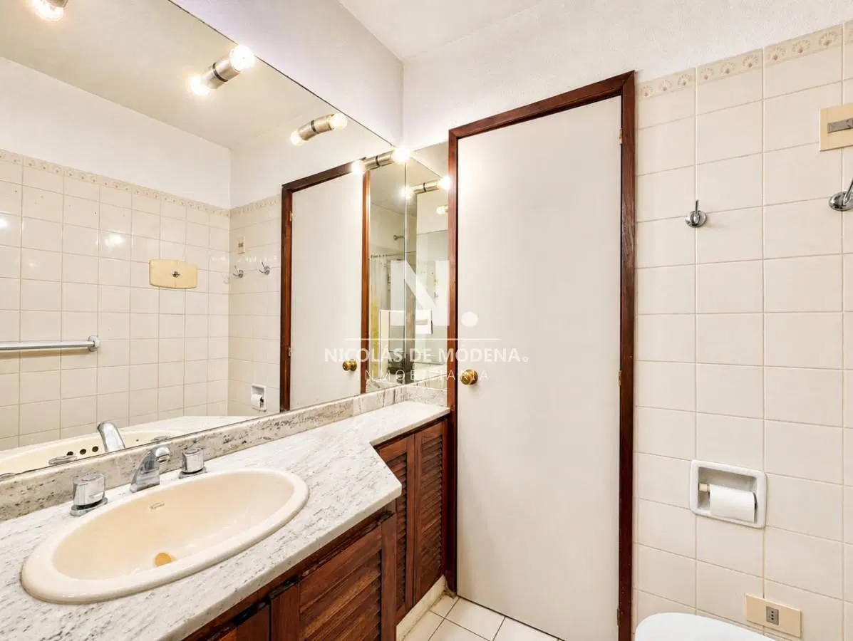 Vende casa de 3 dormitorios mas dep de servicio en Cantegril, Punta del Este 2