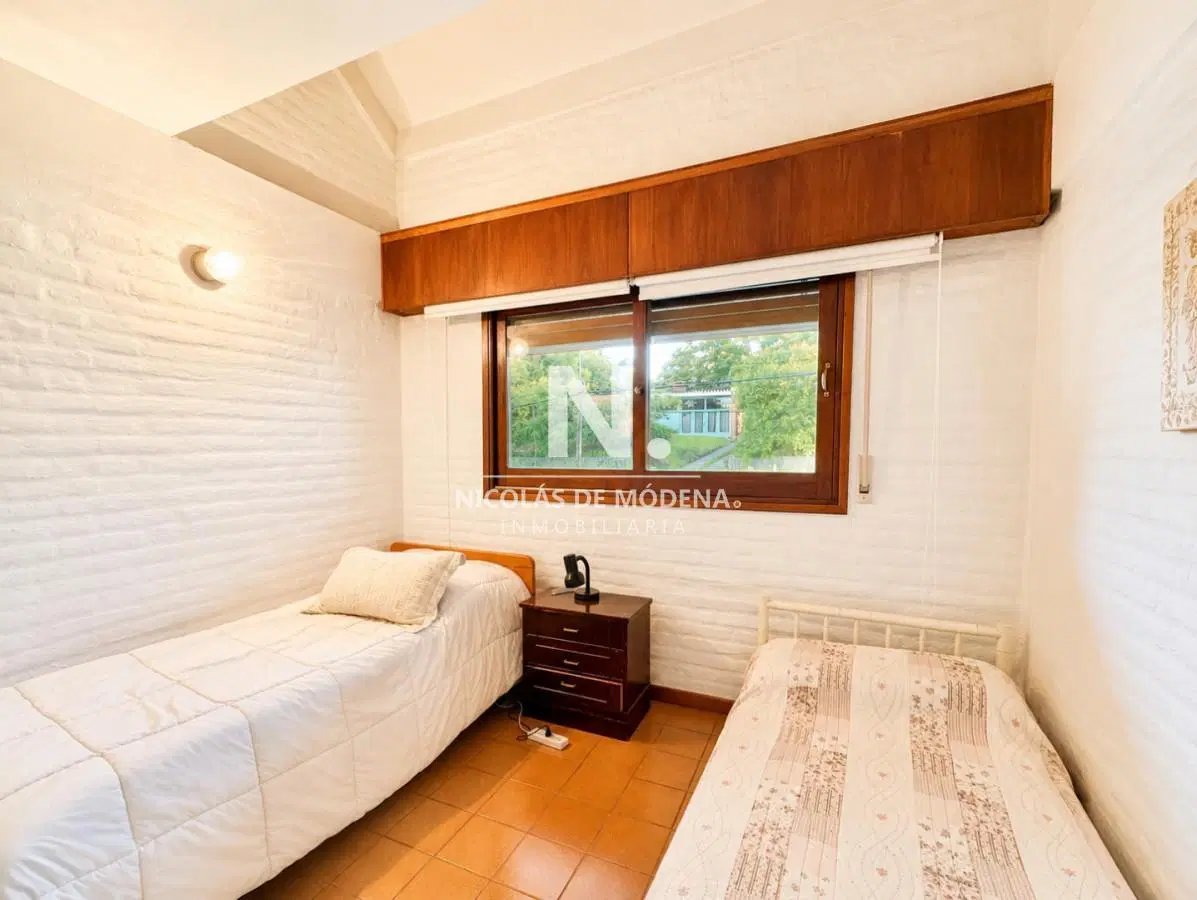 Vende casa de 3 dormitorios mas dep de servicio en Cantegril, Punta del Este 4