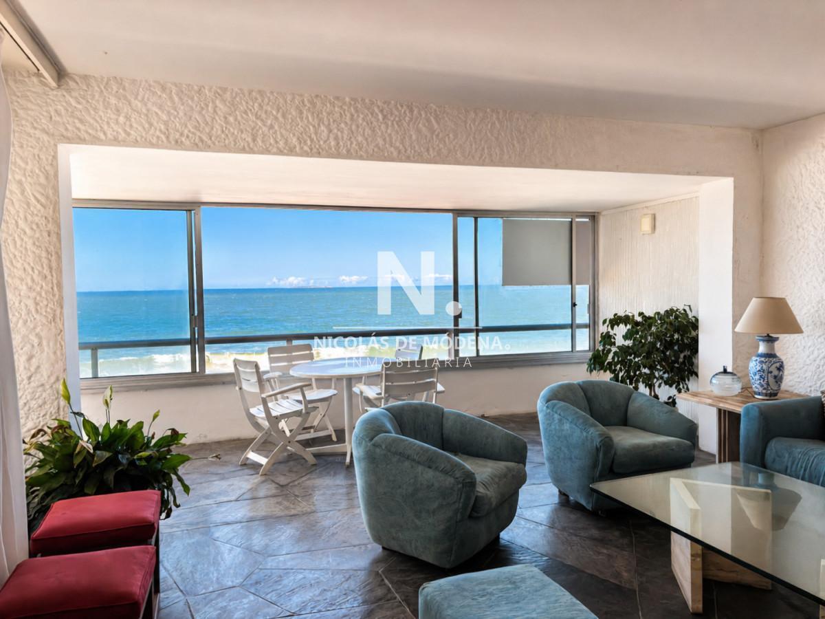 En venta apartamento de 3 dormitorios en Punta del Este con vista al mar