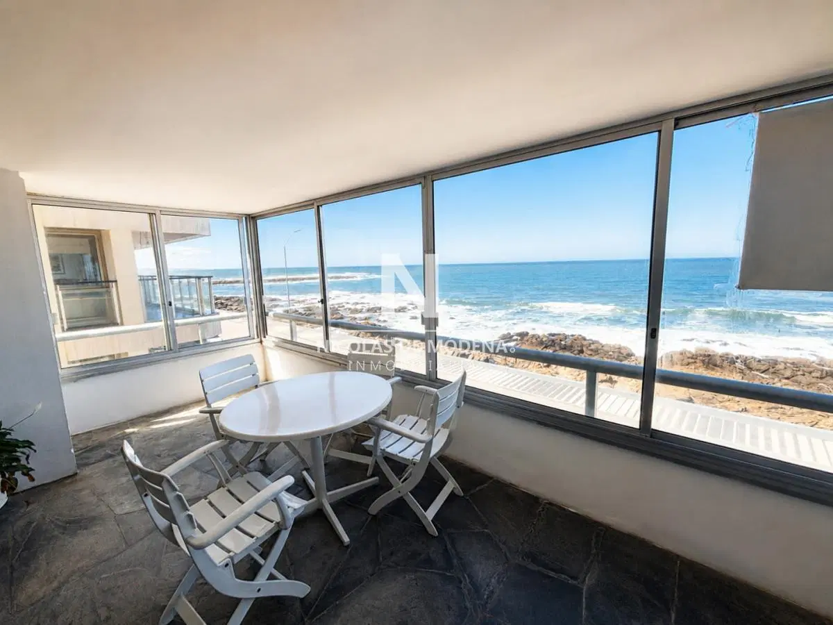 En venta apartamento de 3 dormitorios en Punta del Este con vista al mar 3
