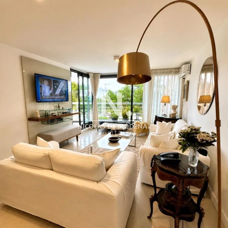 Vende apartamento de 3 dormitorios esquinero en Punta del Este 2