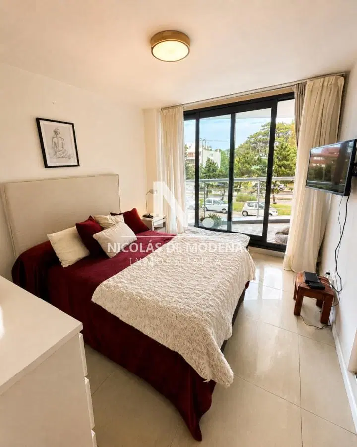 Vende apartamento de 3 dormitorios esquinero en Punta del Este 5