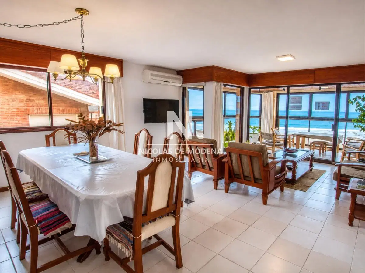 Vende apartamento impecable de 3 dormitorios con balcon cerrado frente al mar en Península, Punta de 5
