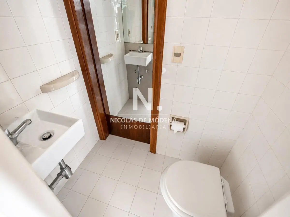 Vende apartamento impecable de 3 dormitorios con balcon cerrado frente al mar en Península, Punta de 3