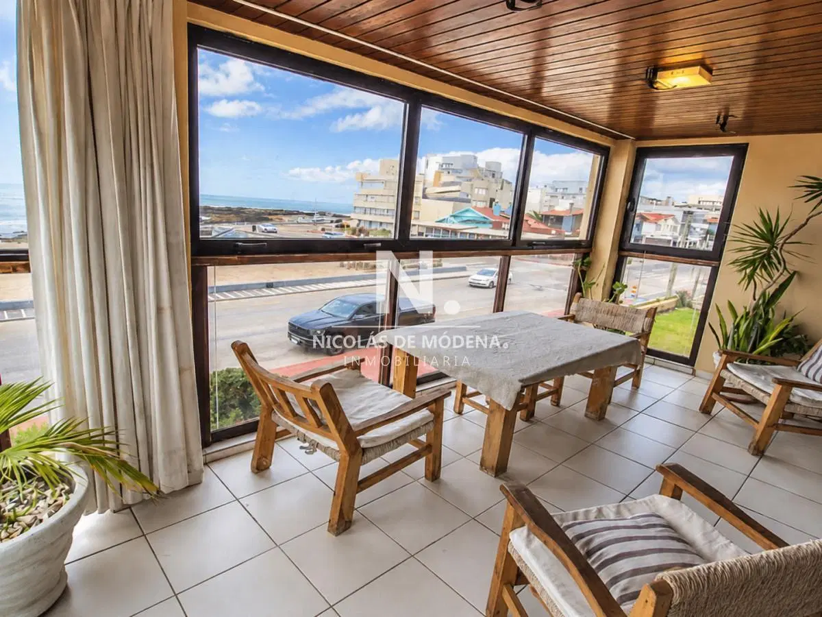 Vende apartamento impecable de 3 dormitorios con balcon cerrado frente al mar en Península, Punta de 4