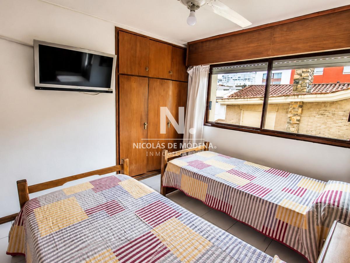 Vende apartamento impecable de 3 dormitorios con balcon cerrado frente al mar en Península, Punta de