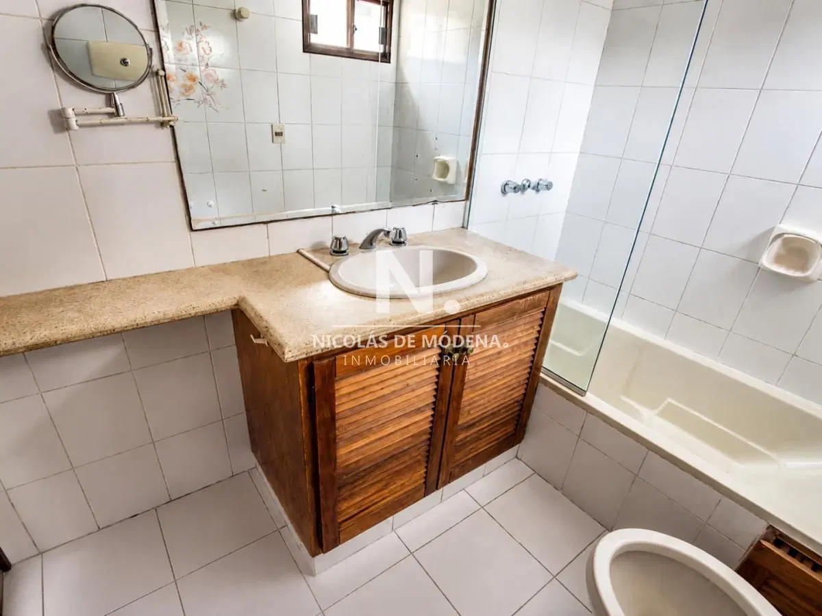 Vende apartamento impecable de 3 dormitorios con balcon cerrado frente al mar en Península, Punta de 2