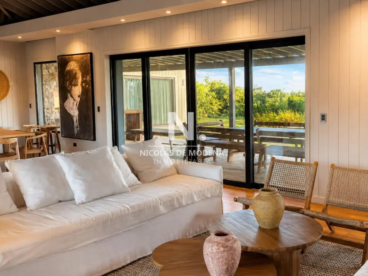 En venta casa de 4 dormitorios en suite, con pergola y piscina en Puerto Quetzal, La Barra 2