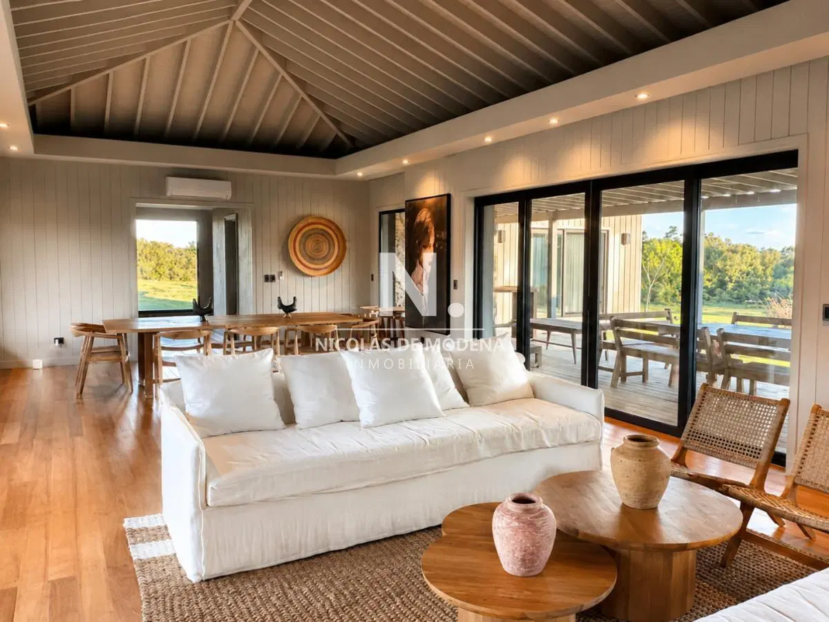 En venta casa de 4 dormitorios en suite, con pergola y piscina en Puerto Quetzal, La Barra 3