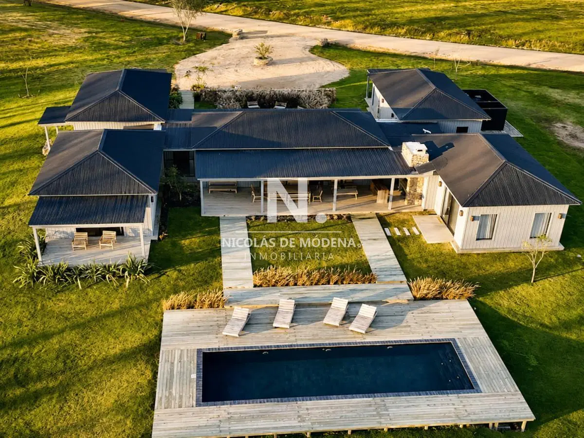 En venta casa de 4 dormitorios en suite, con pergola y piscina en Puerto Quetzal, La Barra 2