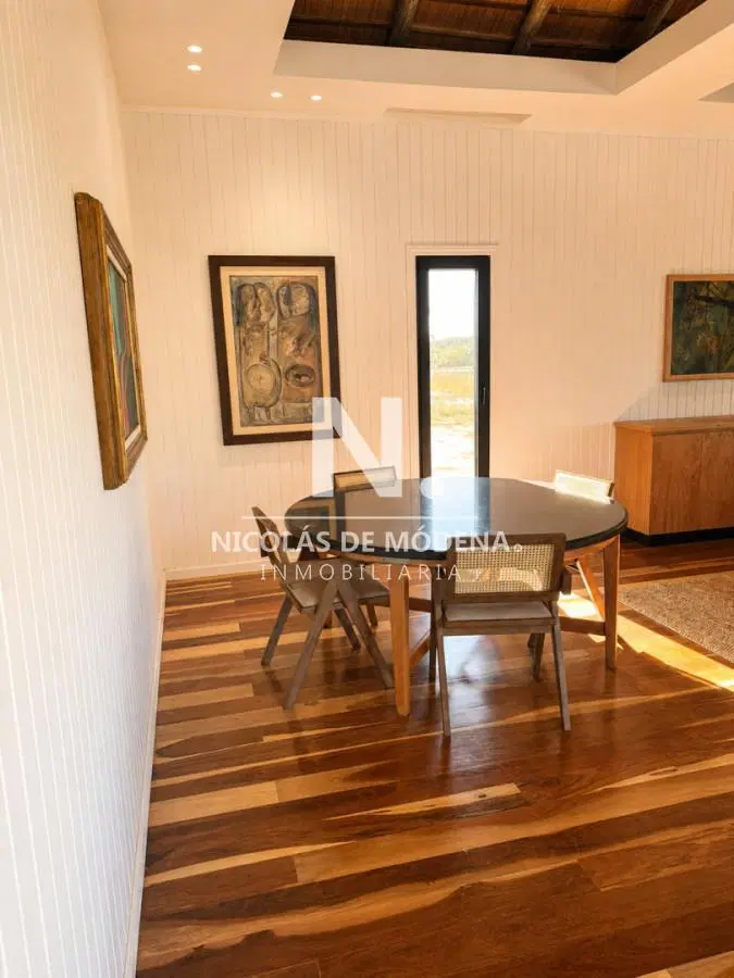 Vende casa a estrenar de 4 dormitorios en suite, con 2 piscinas y amplio espacio al aire libre en La 5