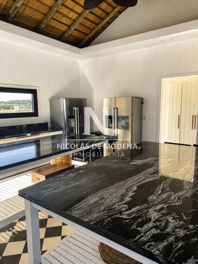 Foto de Vende casa a estrenar de 4 dormitorios en suite, con 2 piscinas y amplio espacio al aire libre en La, imagen 3