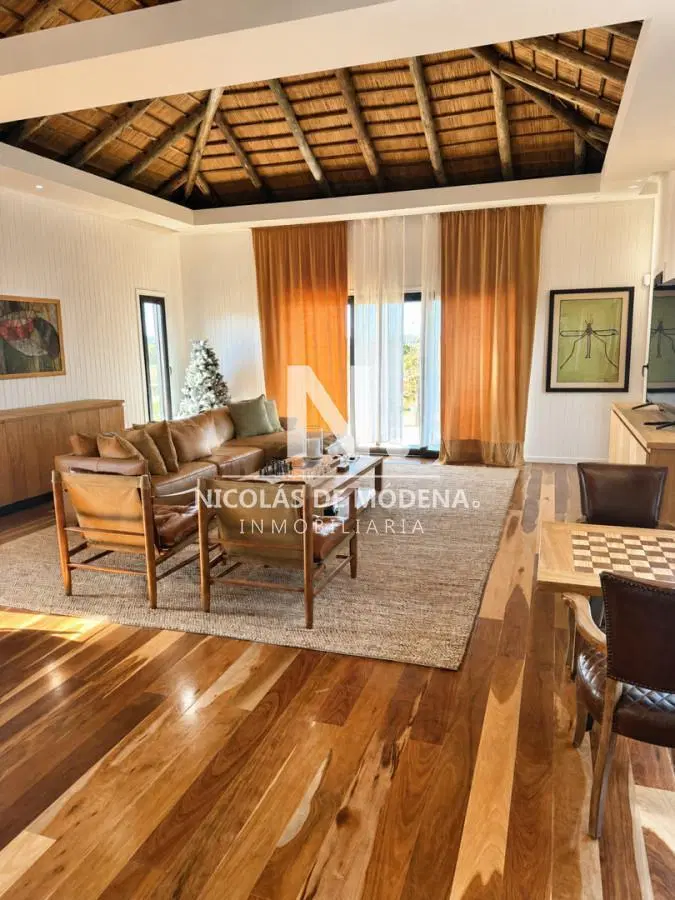 Vende casa a estrenar de 4 dormitorios en suite, con 2 piscinas y amplio espacio al aire libre en La 2