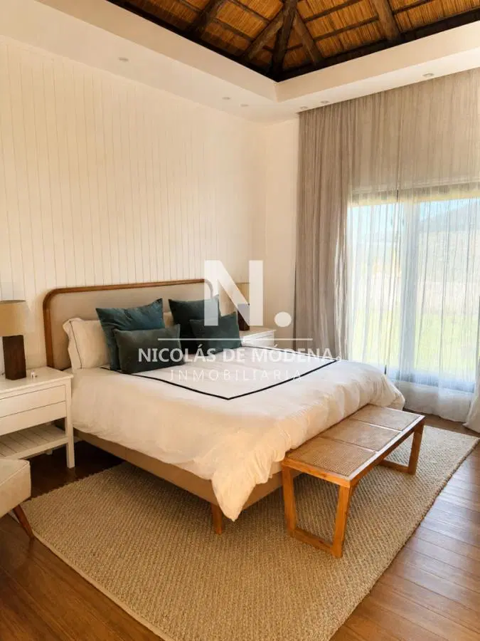 Vende casa a estrenar de 4 dormitorios en suite, con 2 piscinas y amplio espacio al aire libre en La 4