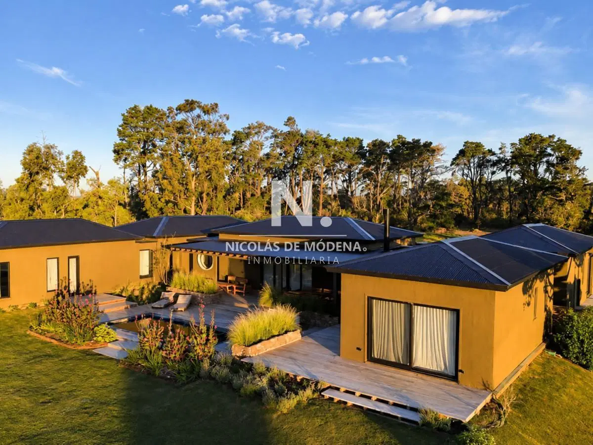 Vende casa de 4 dormitorios en suite, con 4000m2 de terreno ideal para inversión en Puerto Quetzal 5