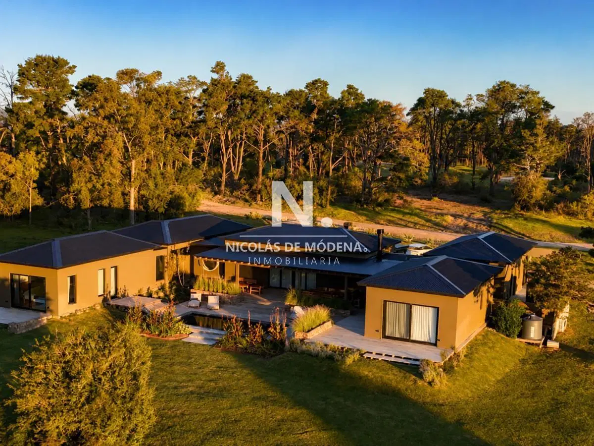 Vende casa de 4 dormitorios en suite, con 4000m2 de terreno ideal para inversión en Puerto Quetzal 2