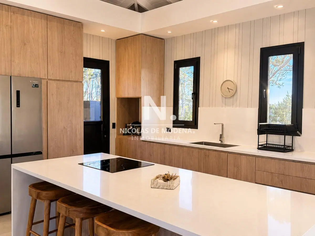 Vende casa de 4 dormitorios en suite, con 4000m2 de terreno ideal para inversión en Puerto Quetzal 3