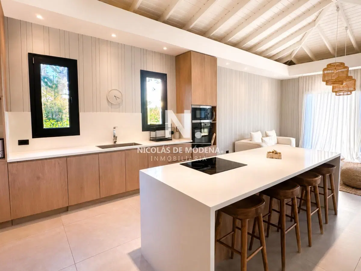 Vende casa de 4 dormitorios en suite, con 4000m2 de terreno ideal para inversión en Puerto Quetzal 4