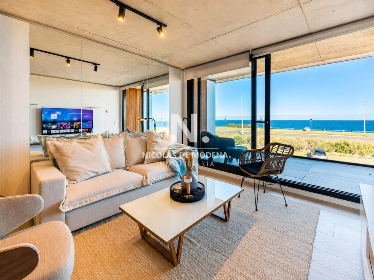 Vende espectacular apartamento de 2 dormitorios en primera linea, en Mansa Punta del Este 3