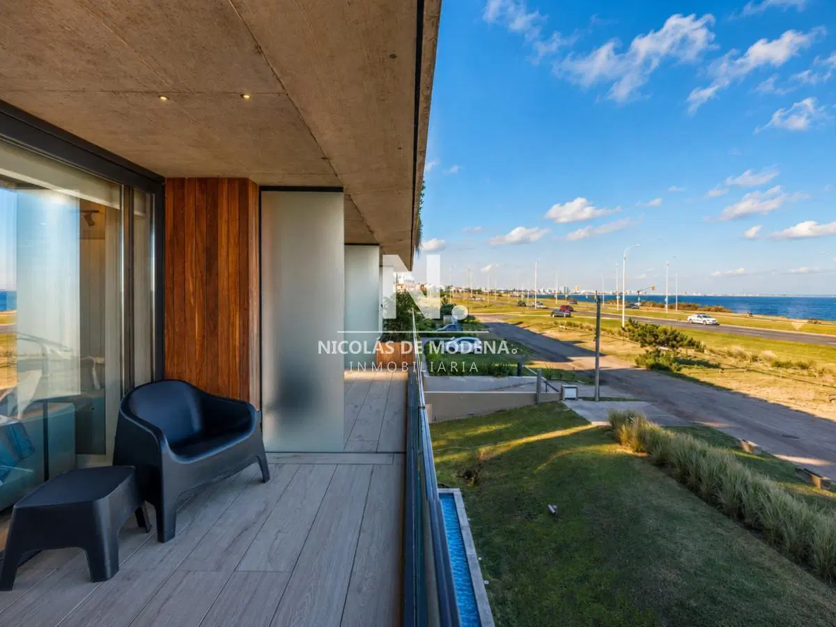 Vende espectacular apartamento de 2 dormitorios en primera linea, en Mansa Punta del Este 2